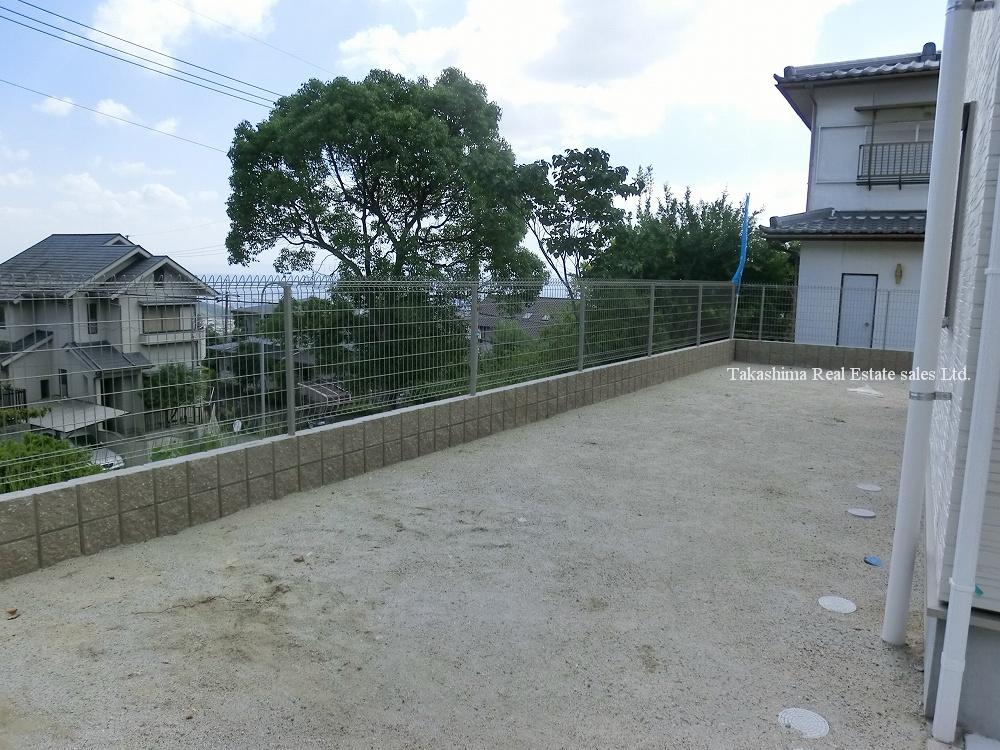 Local appearance photo. There are also garden on the east side. Also because it is one step lower, ventilation ・ View is good.
