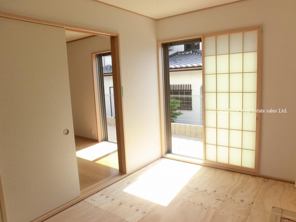 Non-living room. It is a Japanese-style living and Tsuzukiai. 