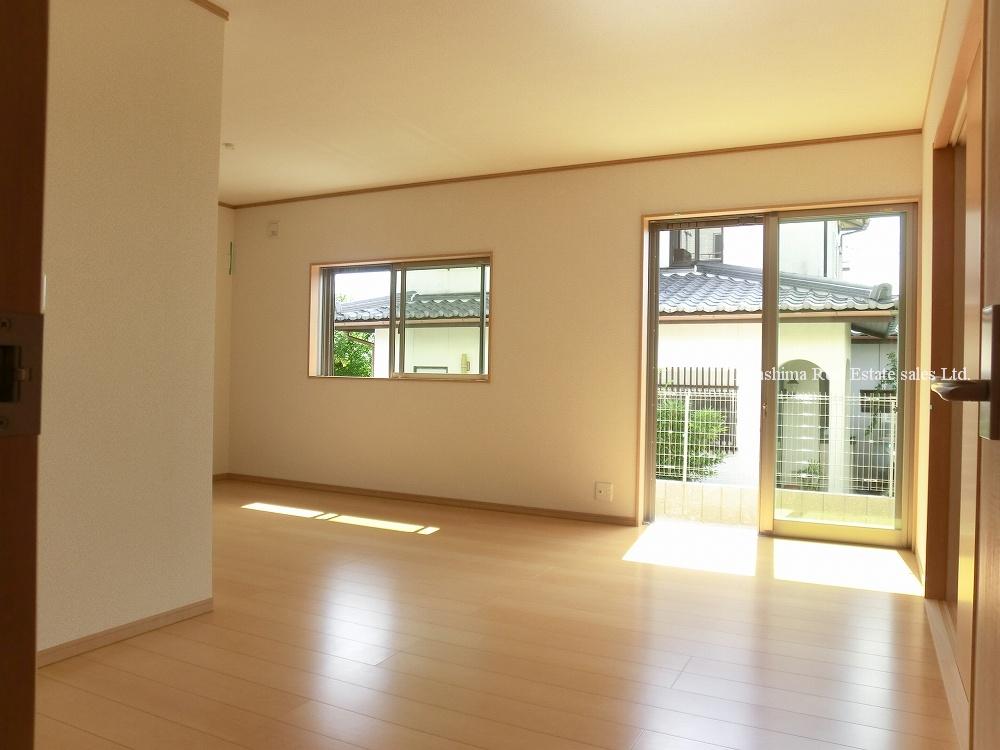 Living. It is a bright living room where the light is plugged.