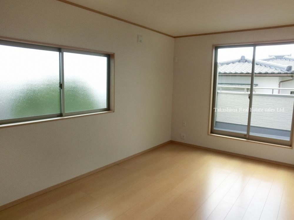 Non-living room. Western-style 7.5 Pledge has walk-in closet.