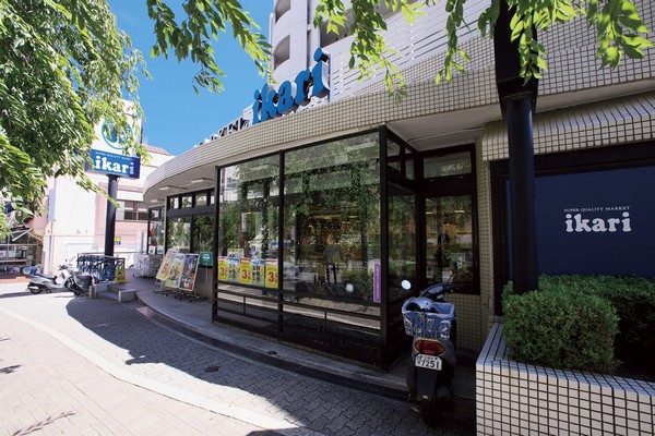 Likely to be working as one of the daily food suppliers. "Anchor supermarket Takarazuka store" is open until 10 pm