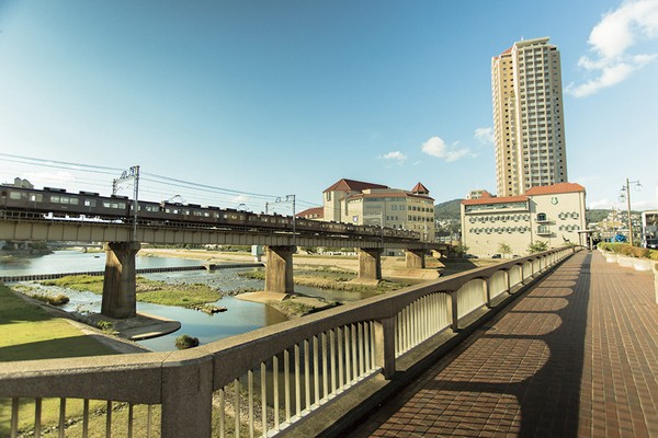 Takarazuka Bridge across the Mukogawa is, In typical spot that symbolizes the Takarazuka, It is the scenery that has been loved by many citizens