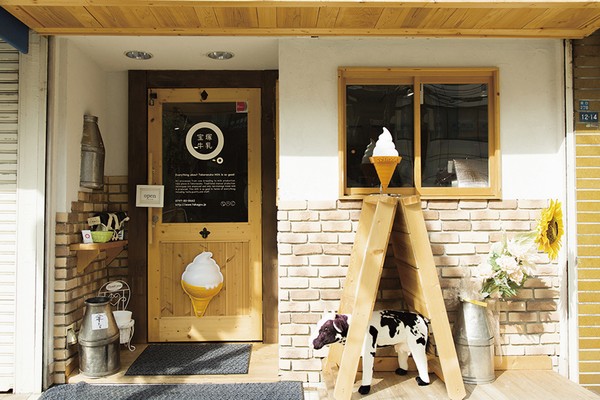 Popular restaurant "Takarazuka milk" is also the immediate vicinity. Not taste in the processed milk is a real live taste popularity of "no additives," "no adjustment"