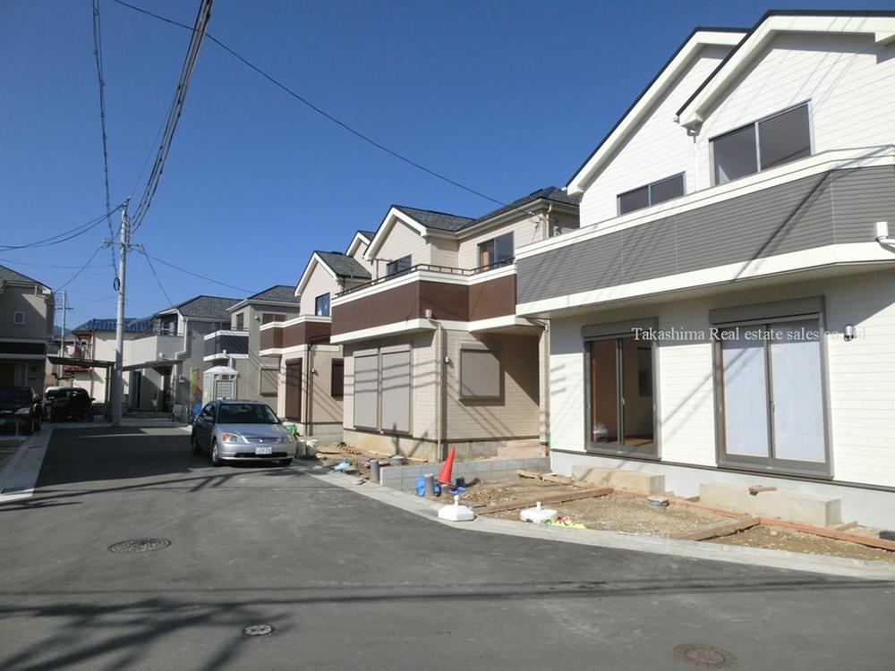 Local photos, including front road. South road width is 5m.