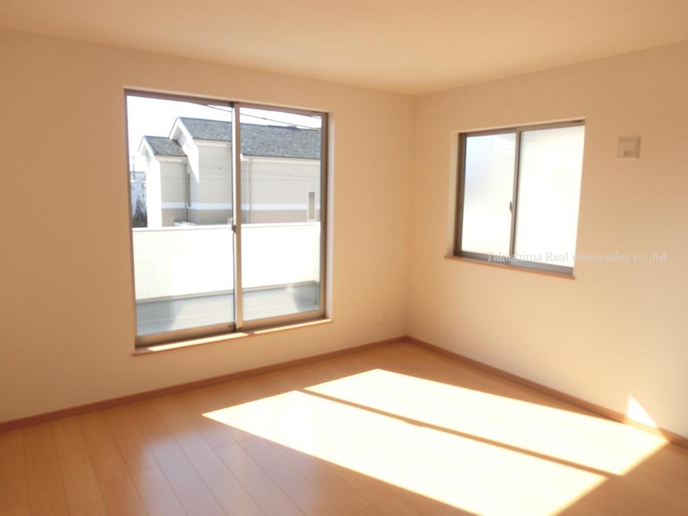 Non-living room. The second floor Western-style southwest angle room. Day is good. 