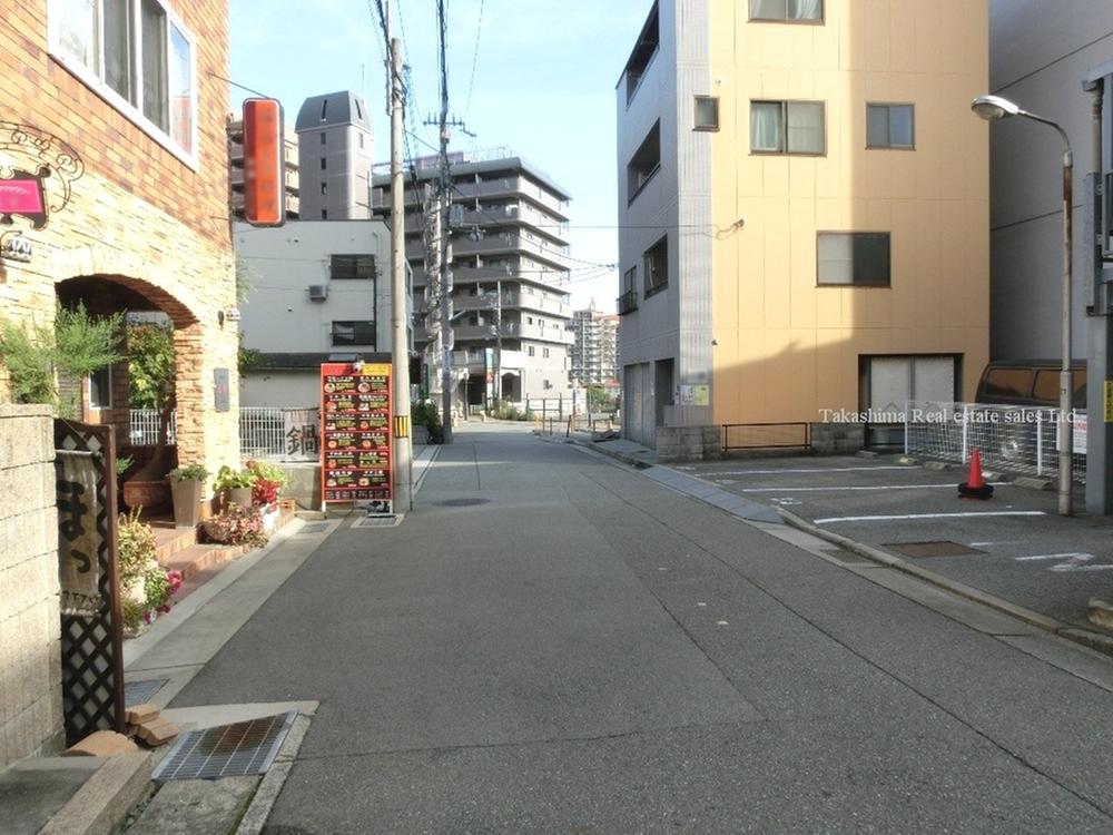 Local photos, including front road. Takarazuka Station, Walk is flat to the Takarazuka-Minamiguchi Station.