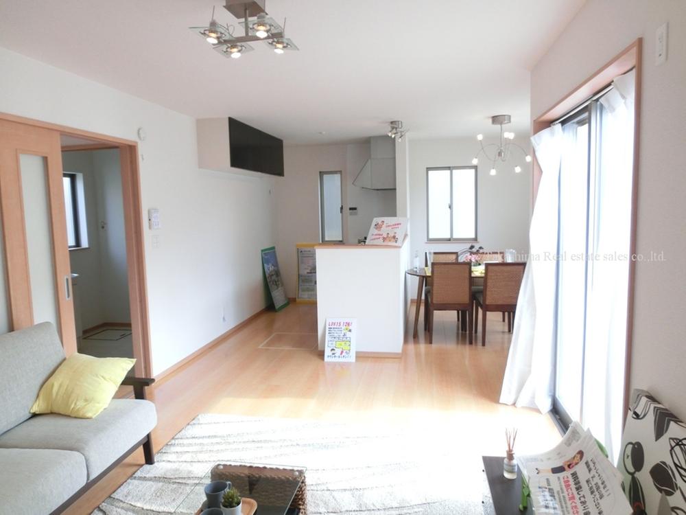 Living. 15.1 Pledge of living is flanked by six quires Japanese-style room, About 21 tatami-sized space is available.