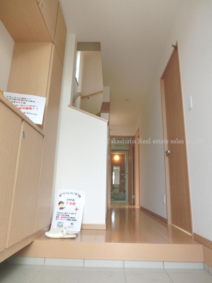 Entrance. Entrance hall is located in widely airy.