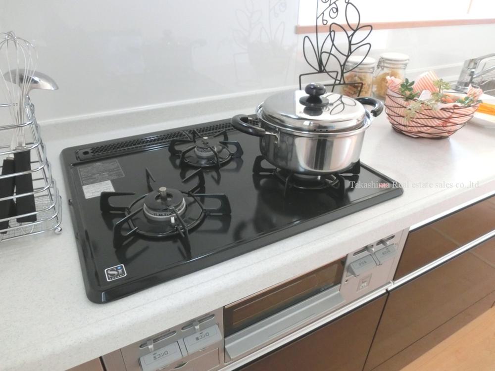 Kitchen. It is clean and easy stove.