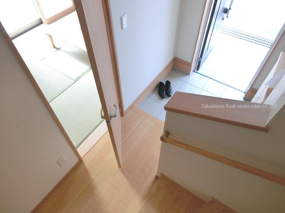 Entrance. Put in a Japanese-style room without passing through the living room from the entrance.
