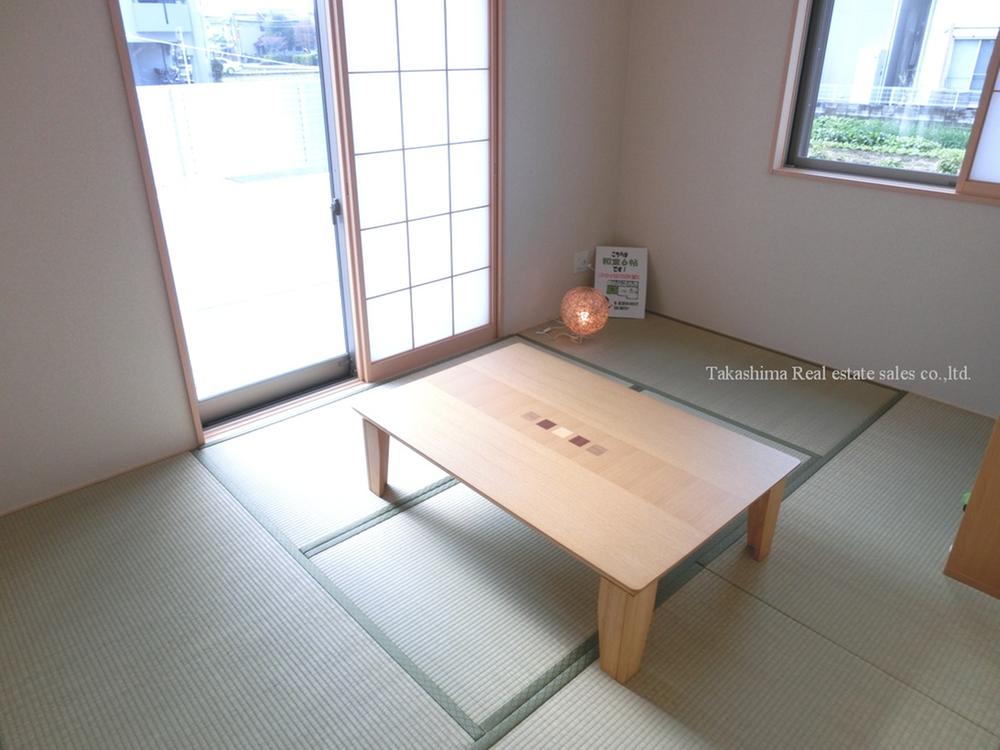Non-living room. Living adjacent to have Japanese-style room is designed to put the entrance also be going through a living. 