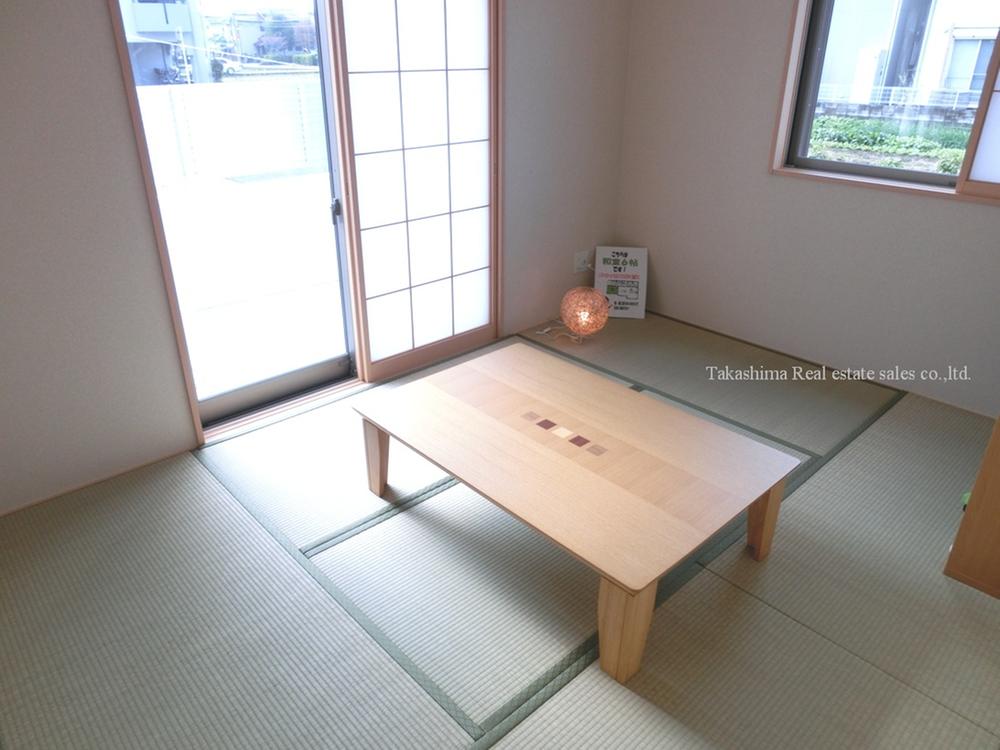 Non-living room. Living adjacent to have Japanese-style room is designed to put the entrance also be going through a living.