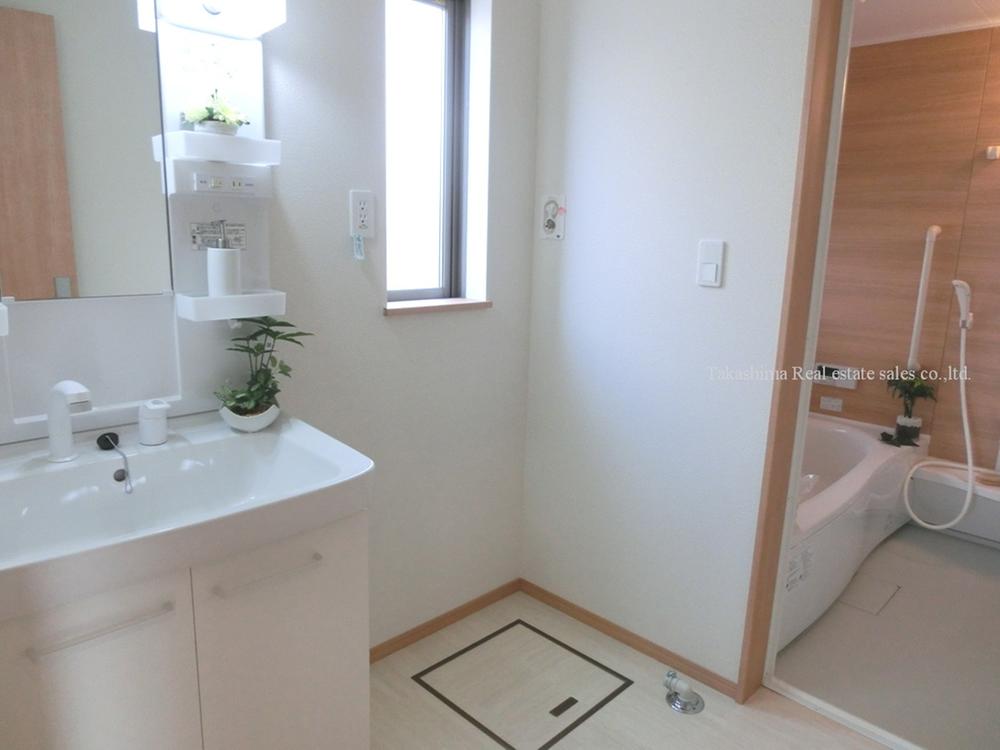 Wash basin, toilet. Is a wash room.