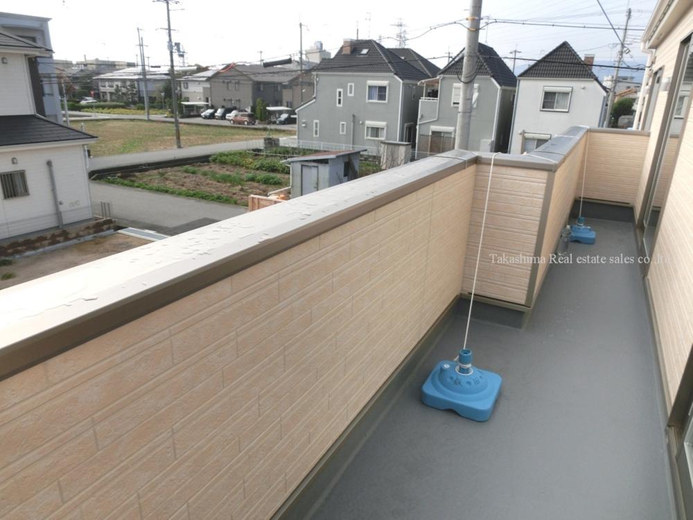 Balcony. There is a balcony of the wide span on the south side.