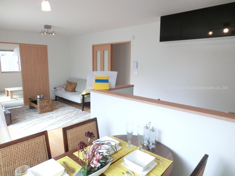 Living. South side is a wide F No. land frontage. Zenshitsuminami facing a bright one House.