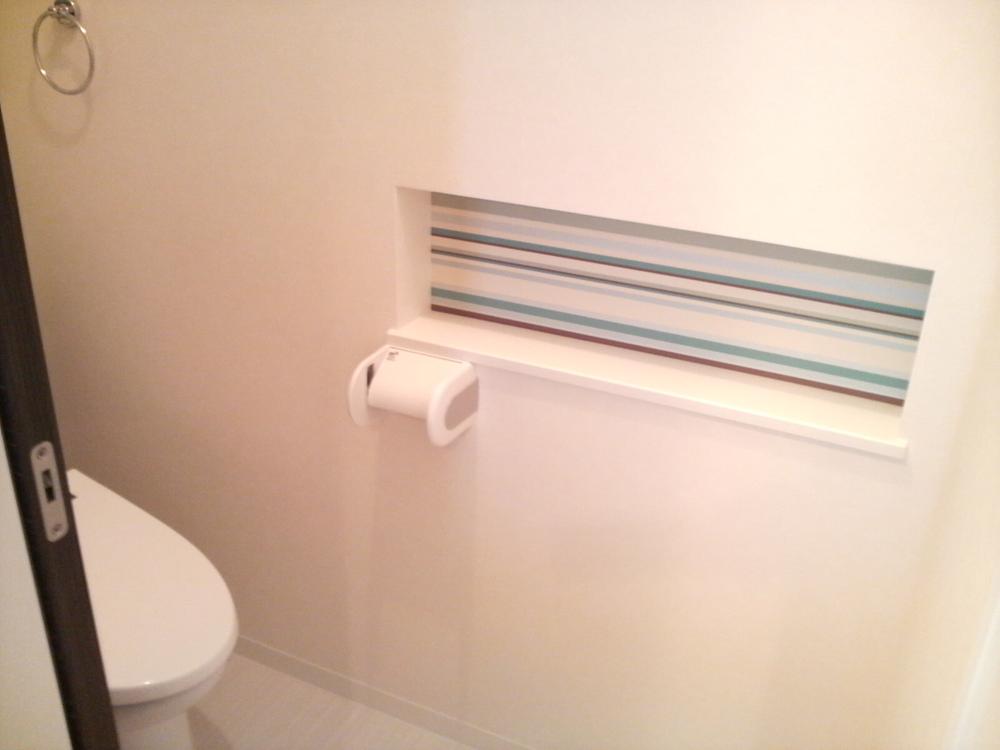 Toilet. Also with niche in the toilet.