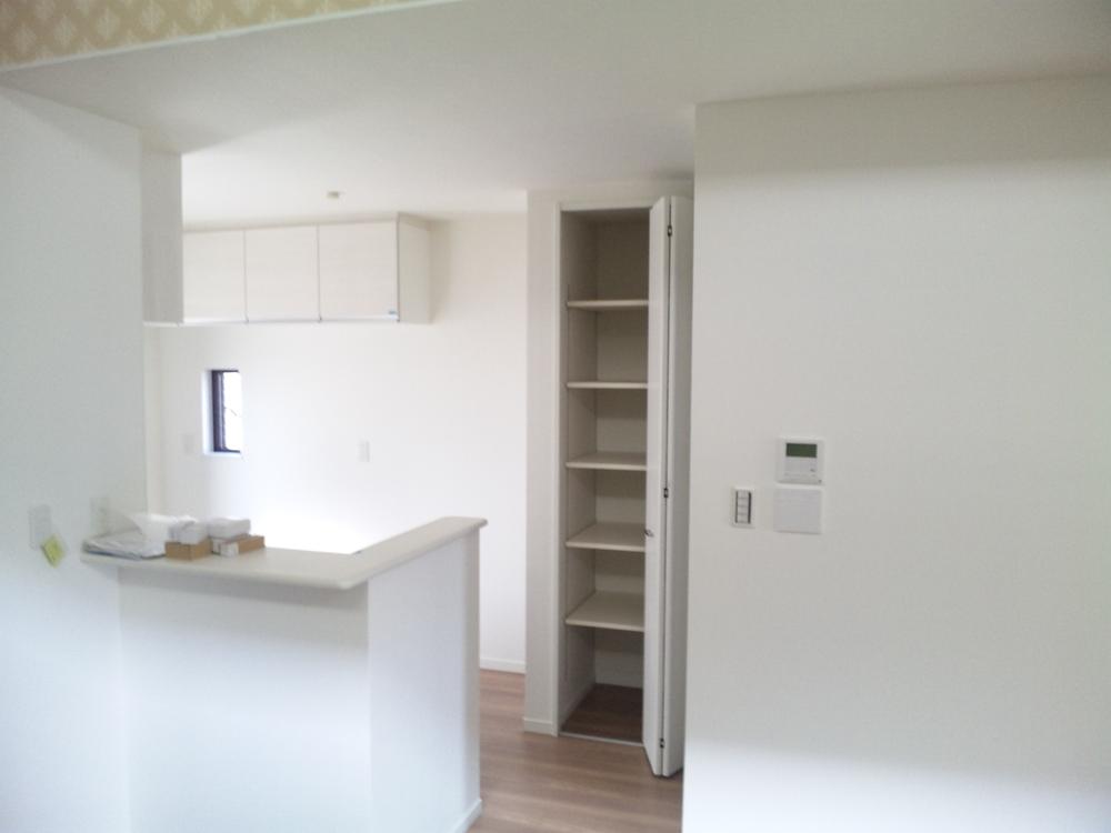 Same specifications photo (kitchen). Kitchen pantry cabinet can also be equipped with! 