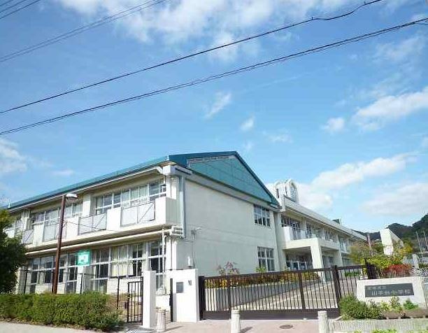 Primary school. Yamatedai 800m up to elementary school
