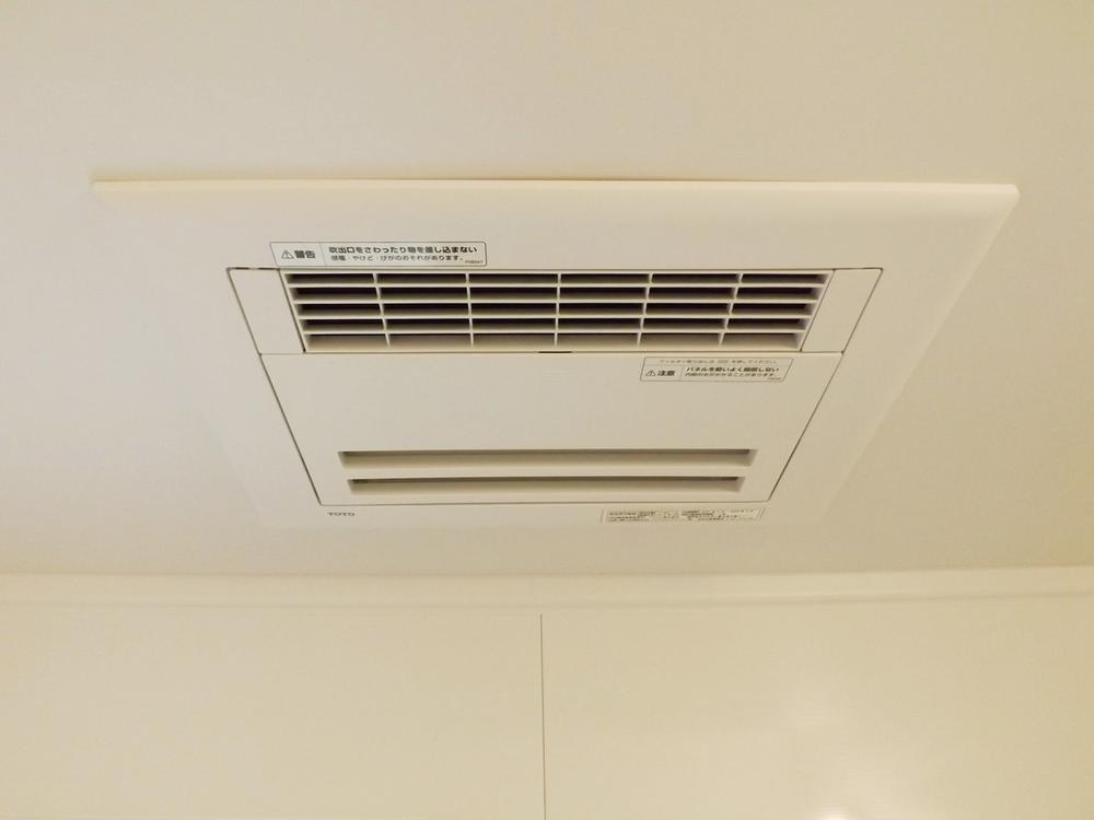 Cooling and heating ・ Air conditioning. When it's cold, I'm happy in the rainy season of the room Dried, Bathroom heating dryer! 