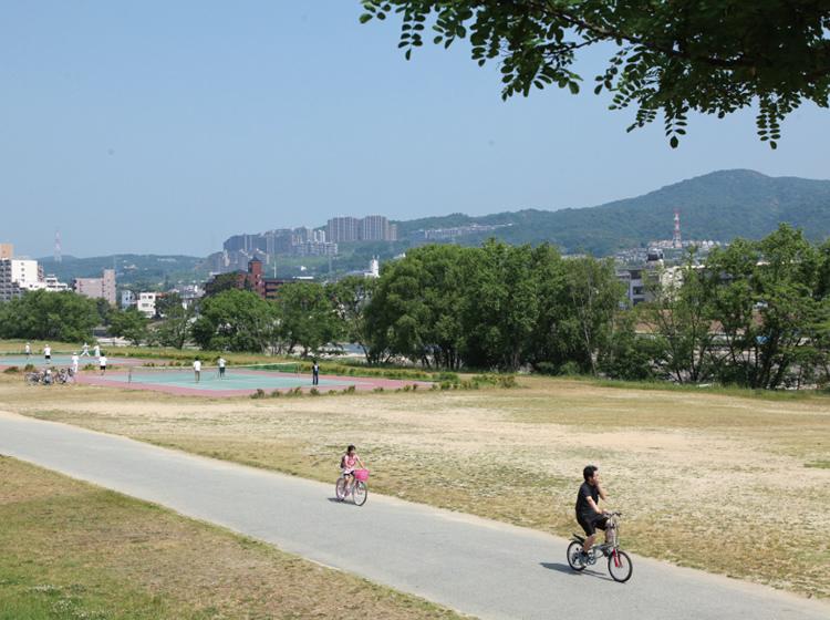 park. Mukogawa dry riverbed until the green space 480m 6-minute walk
