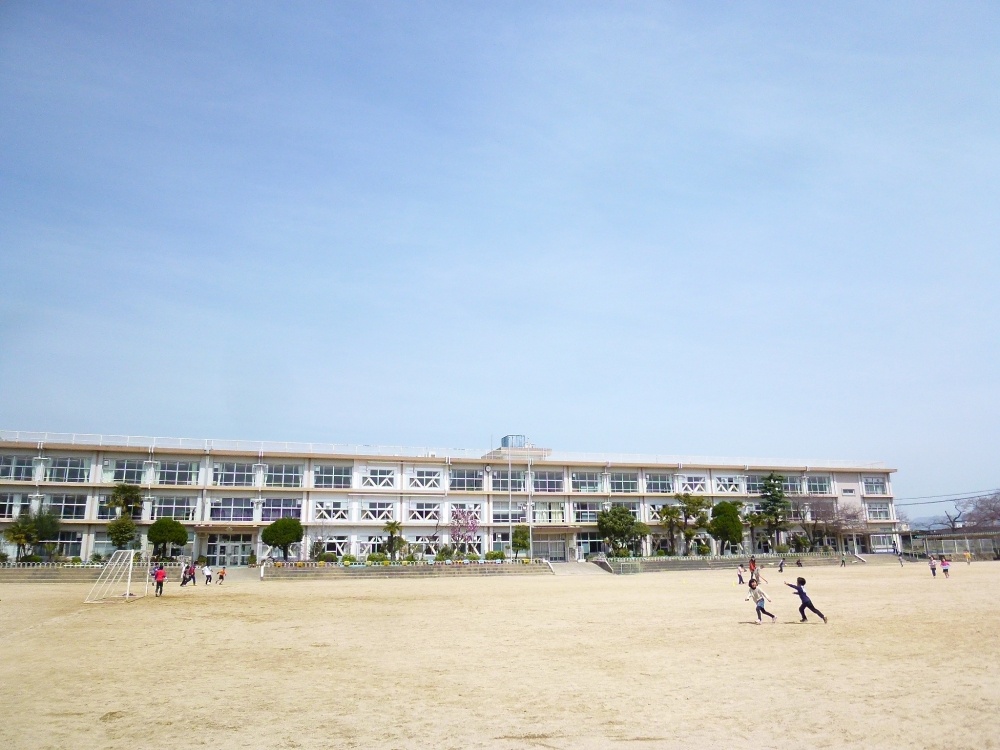 Primary school. Takarazuka City Yomoto up to elementary school (elementary school) 1354m