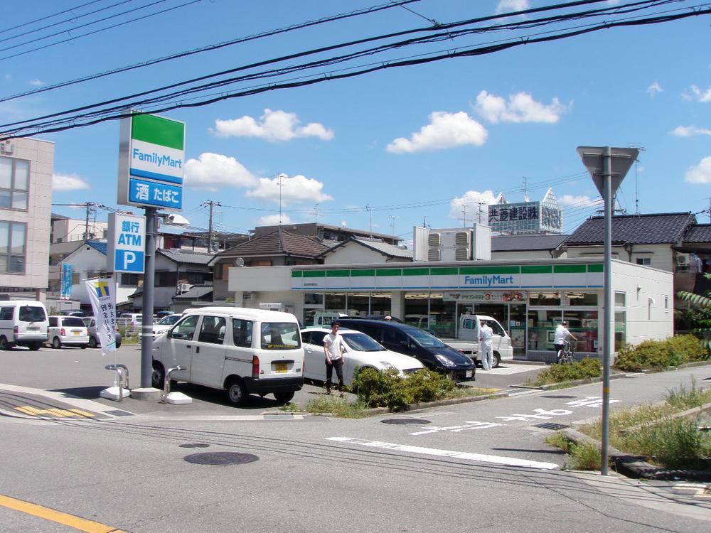 Convenience store. 240m 3-minute walk is very convenient to FamilyMart.