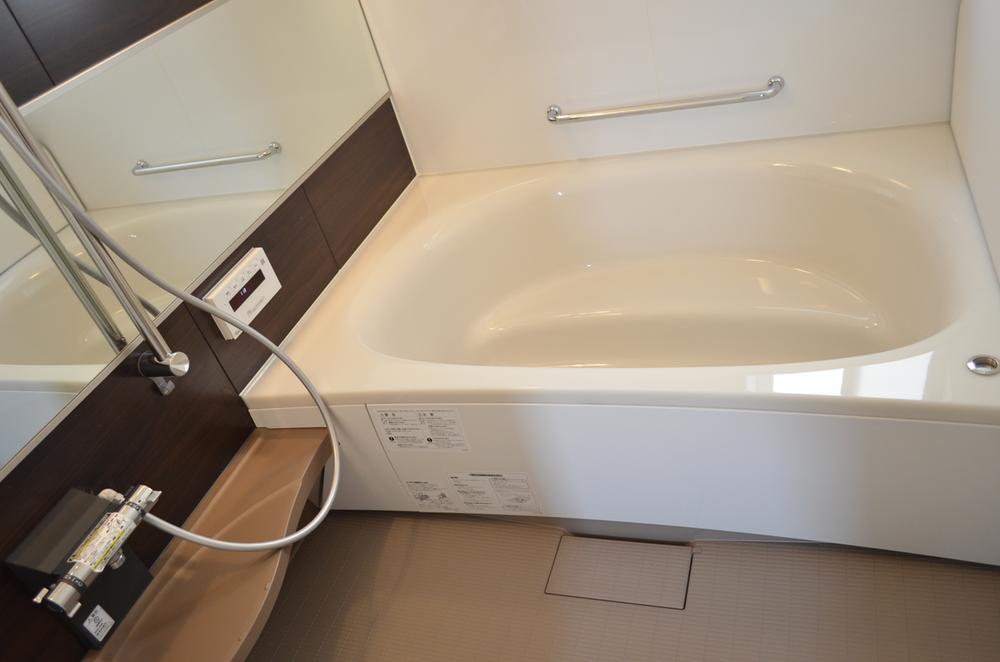 Bathroom. The bath is spacious 1621 size! You slowly put in the family!