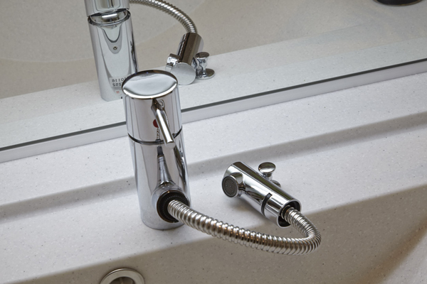 Bathing-wash room.  [Hot and cold water mixing faucet with a hose] Hot and cold water mixing faucet has been installed with a convenient hose (same specifications)