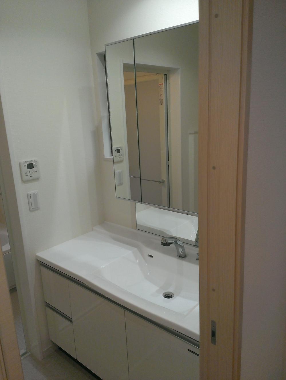 Wash basin, toilet