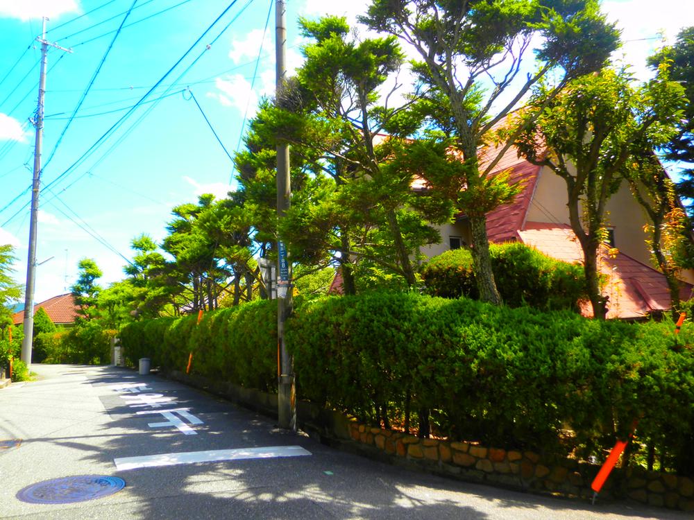 Streets around. 150m is a green hill many low-rise exclusive residential area of ​​up to rooftops of surrounding local