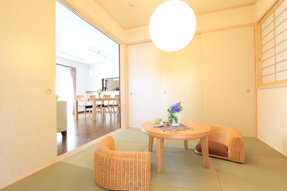 Non-living room. Japanese-style room is integrated with the living room and shoot open the door. You can feel more spread