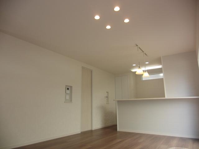 Living. Indoor (08 May 2013) Shooting Established a tatami space is next to a feeling of opening LDK, By opening the partition door spacious and living of 20.5 quires, Also, when closing the door mat placed tatami was to 2WAY specification of which you can use in modern Japanese-style room in the multi-purpose.