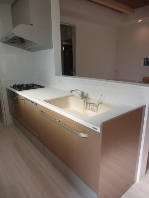 Other Equipment. Yamaha kitchen involved in the use comfort and beauty is easy to clean. Artificial marble counters and marble sink seam to step nor no seamless joining gap, Is clean is easy because the dirt is not Tamarira.