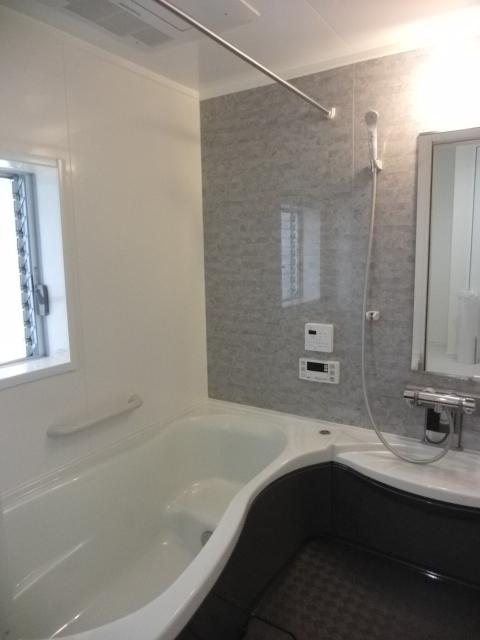 Other Equipment. Bathtub and washing place either of space also chose a comfortable spacious use Ergo Design. Artificial marble bathtub daily care is refreshing even in detergent-free, Wall and the boundary or joint does not accumulate dirt in the corner Raku finish. Bathroom whole cleaning is easy.