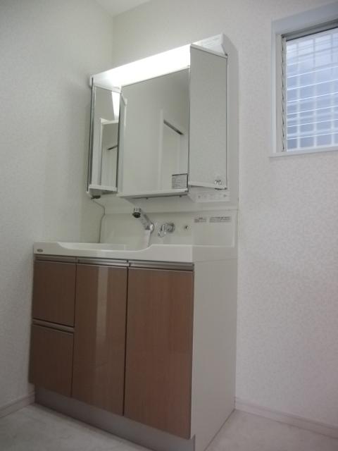 Other Equipment. 3 Menkyo of five mirrors, providing the best of both committed to ease of use is you can make up in a comfortable position to attracting to the front, Or also lodged storage shelves while looking at the mirror. Busy morning of the time two people at the same time washroom you can use.