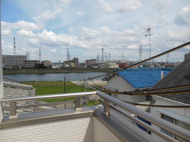 View photos from the dwelling unit. The view from the third floor balcony (southeast direction)