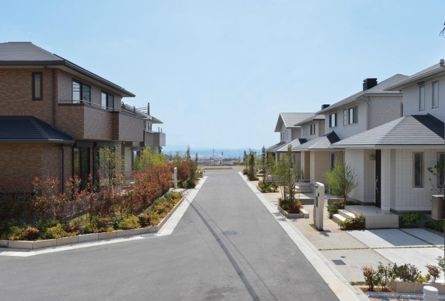 Local photos, including front road. Full of sense of openness cityscape