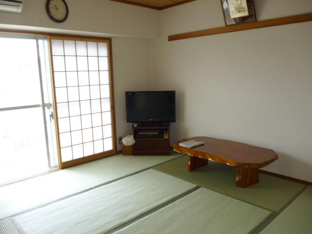 Non-living room. South-facing bright Japanese-style room (8 quires)