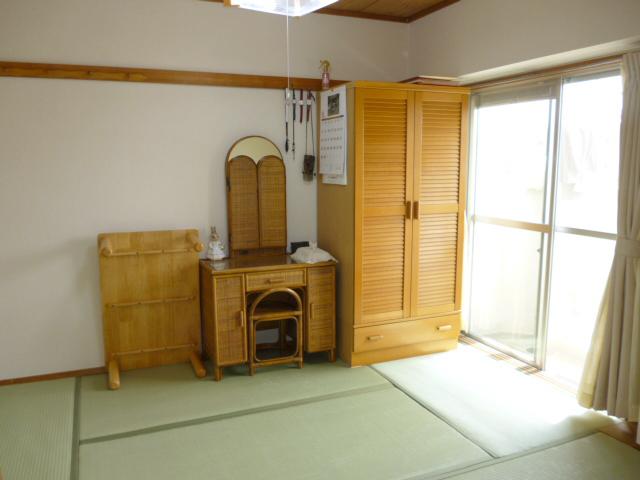 Non-living room. Japanese-style room (6 quires)