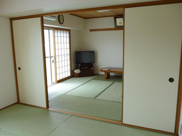 Non-living room. Japanese-style room has become Tsuzukiai.