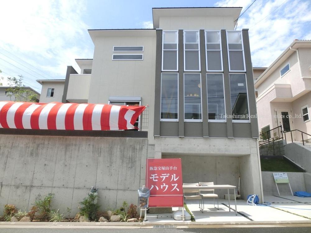 Local appearance photo. Windows are many bright one House in the stylish facing south road.