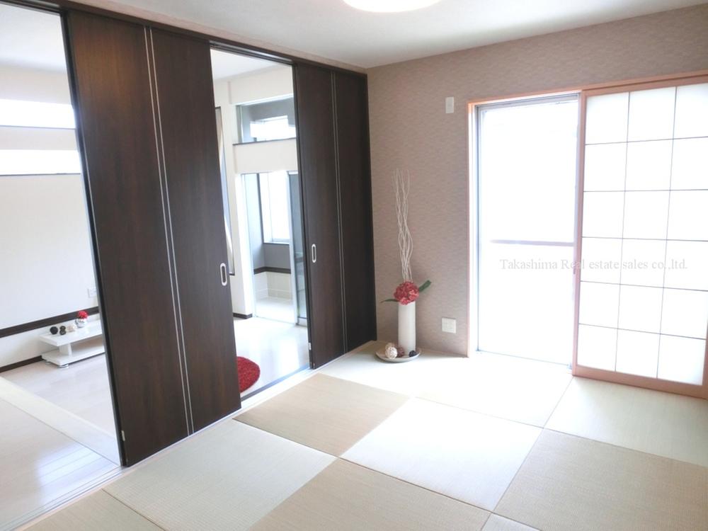 Non-living room. Is a Japanese-style room adjacent to the living room.