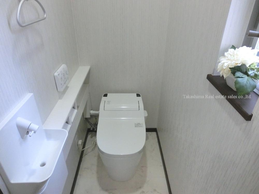 Toilet. With a small hand-washing is the fully automatic high-function toilet.