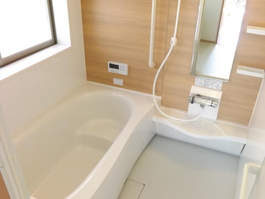 Bathroom. Local photo (bathroom) Warm bath!