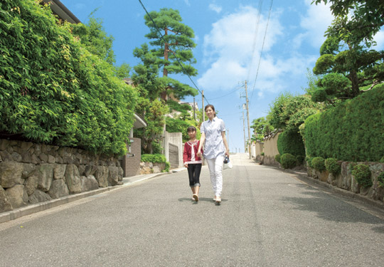 Streets around. 200m Hibarigaoka is the first kind low-rise exclusive residential area to the peripheral local. It is known as the place where wrapped in elegance and sense of quality of the mansion district. The lush greenery and tranquility, Forming a calm streets