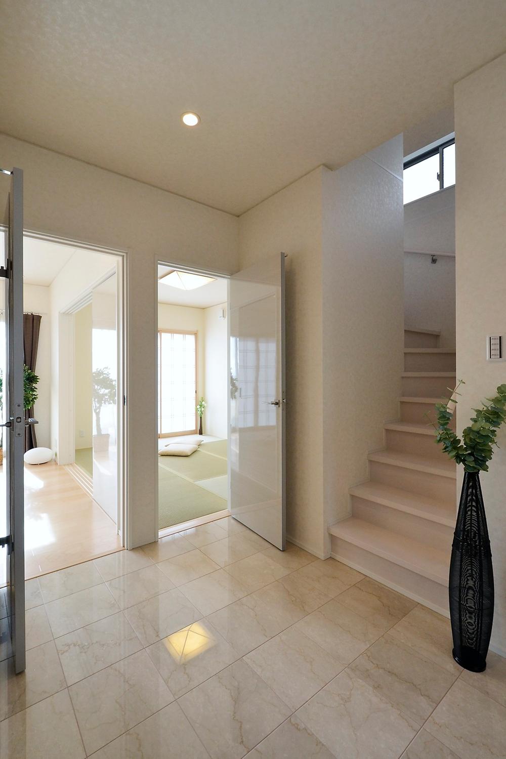 Entrance. Marble is affixed to the floor, Spacious entrance large shoes BOX also been installed (model house shooting)