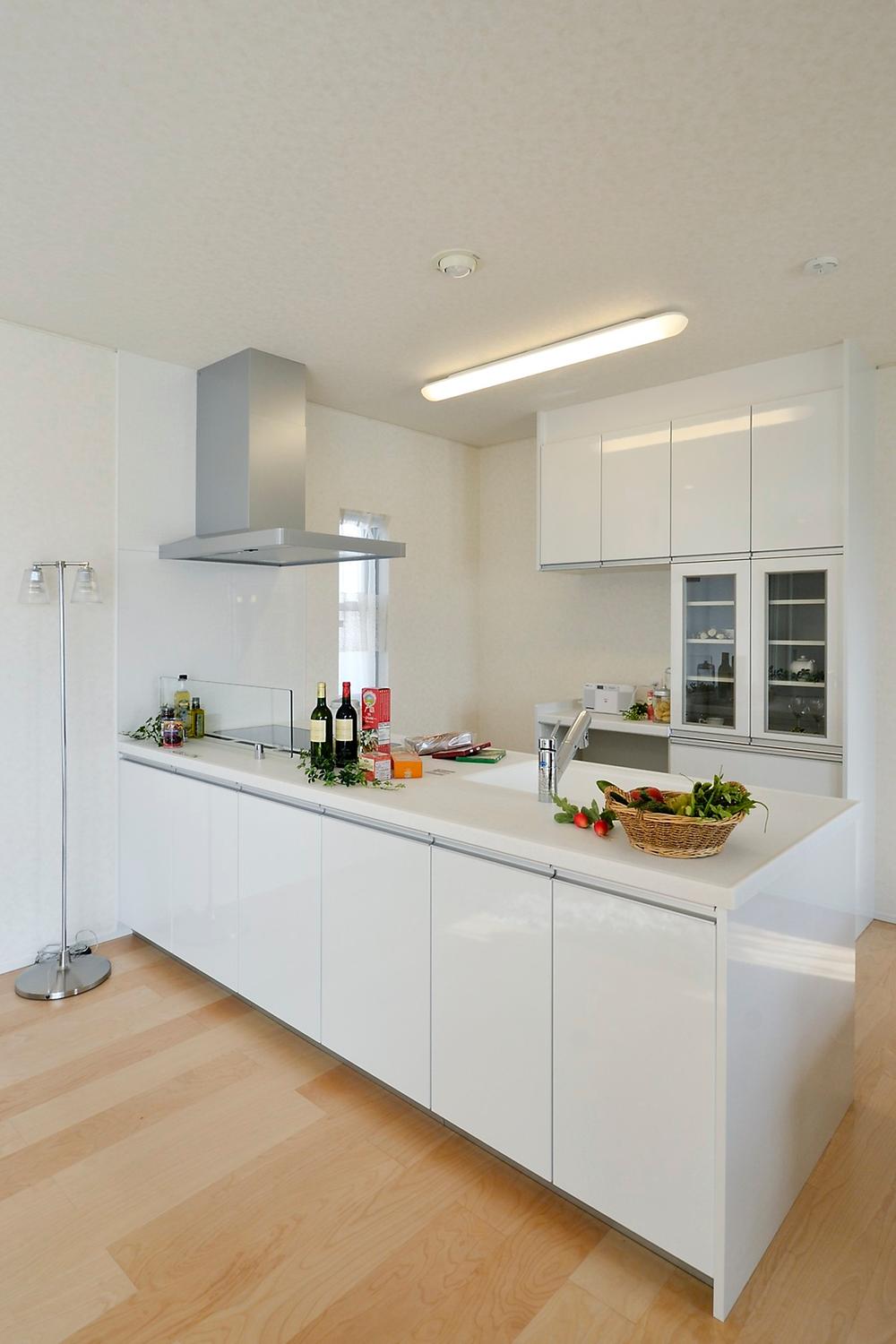 Kitchen. The back of the cupboard also amount of storage with plenty of kitchen in the standard (model house shooting)