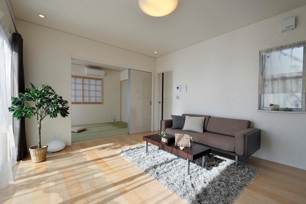 Living. 19 Pledge of spacious LDK. To more open space if you open the door of a Japanese-style room. (Model house shooting)