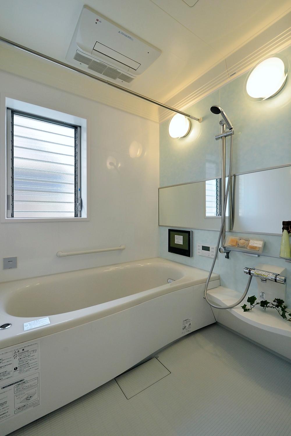 Bathroom. Brightly, A good window to the ventilation, Spacious bathroom. Bathroom heating dryer ・ Bathroom TV is also equipped with a standard (model house shooting)