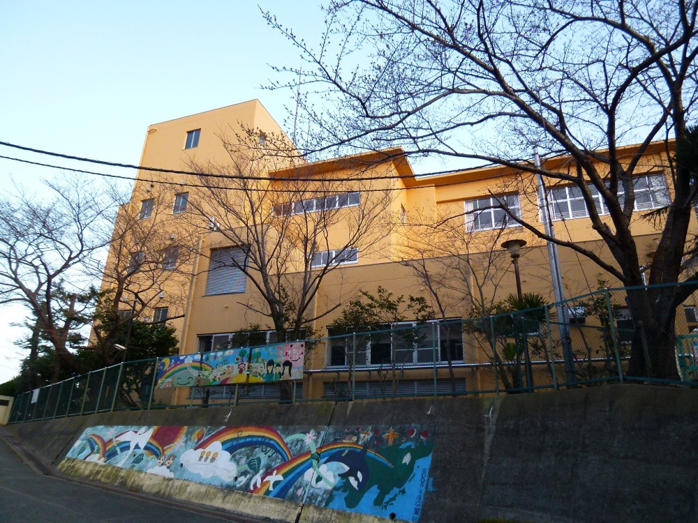 Primary school. Takarazuka City Nagaodai up to elementary school (elementary school) 699m